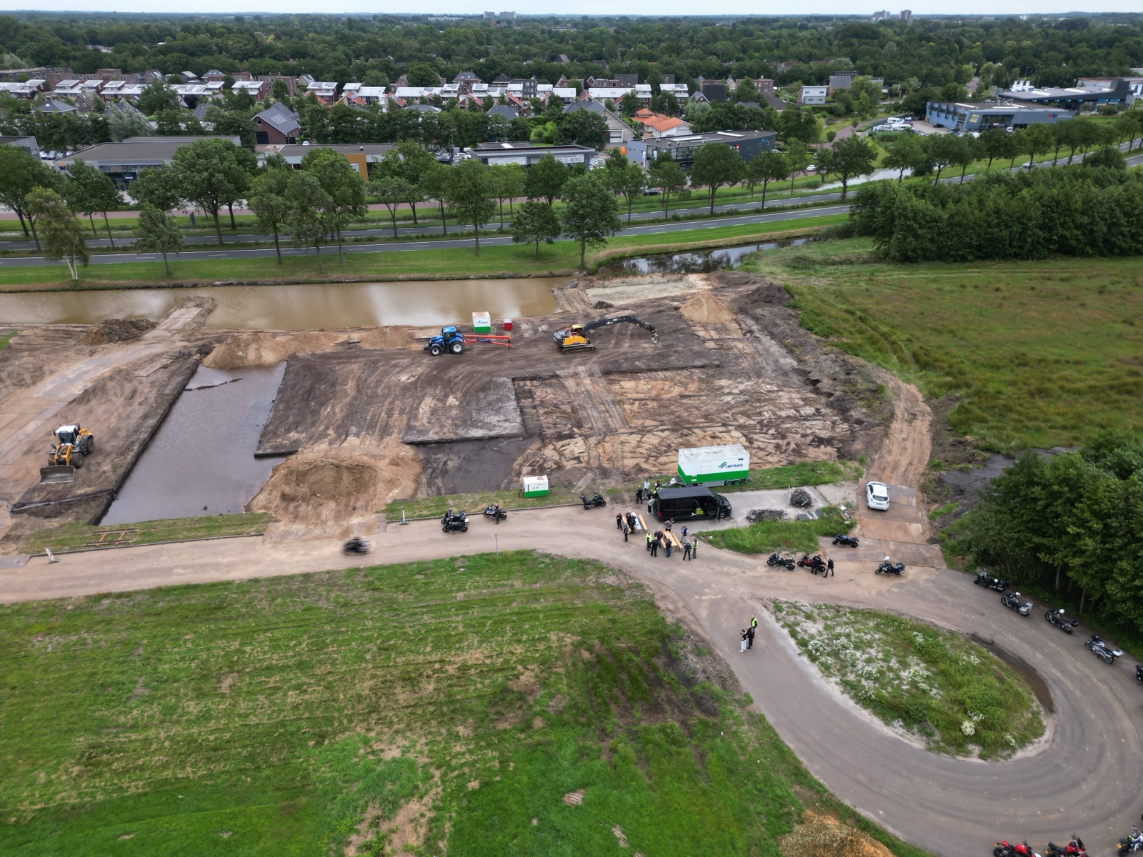 Dronefoto van de bouwlocatie tijdens de BBQ-ritten: de laatste hand wordt gelegd aan de graafwerkzaamheden (4 & 5 juli 2026)